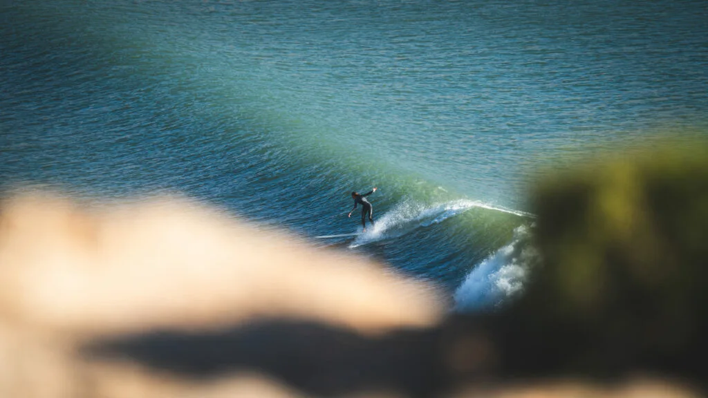Surfeur sur une vague à Imsouane