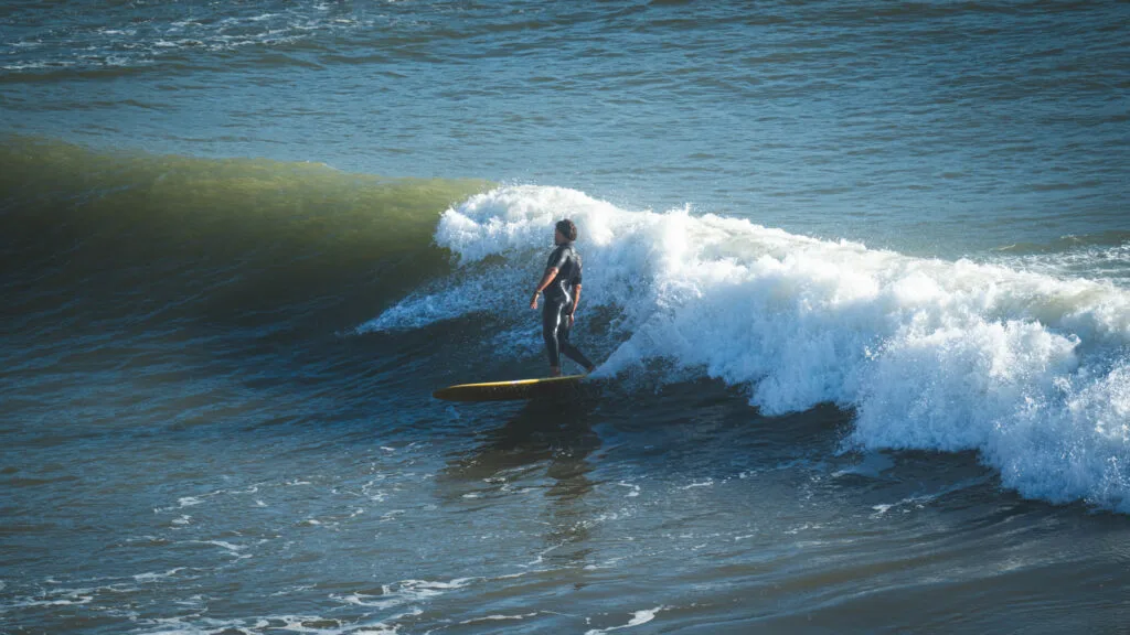 Surfeur sur une vague d'Imsouane