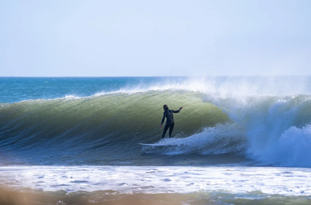Surfeur dans le tube d'une vague puissante au Maroc