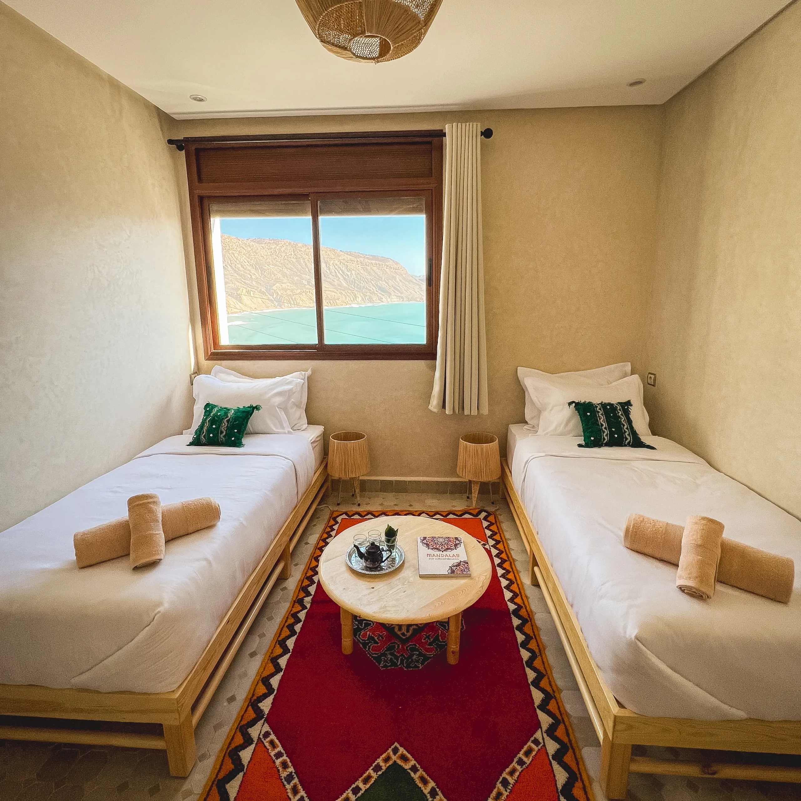 Chambre confortable avec vue sur Palm Beach au surf camp au Maroc