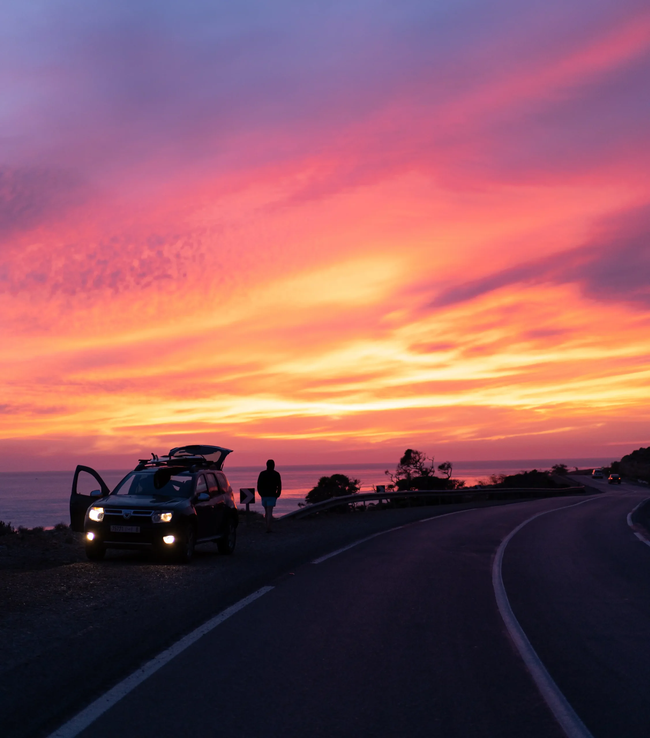 Coucher de soleil sur la route vers un spot de surf au Maroc