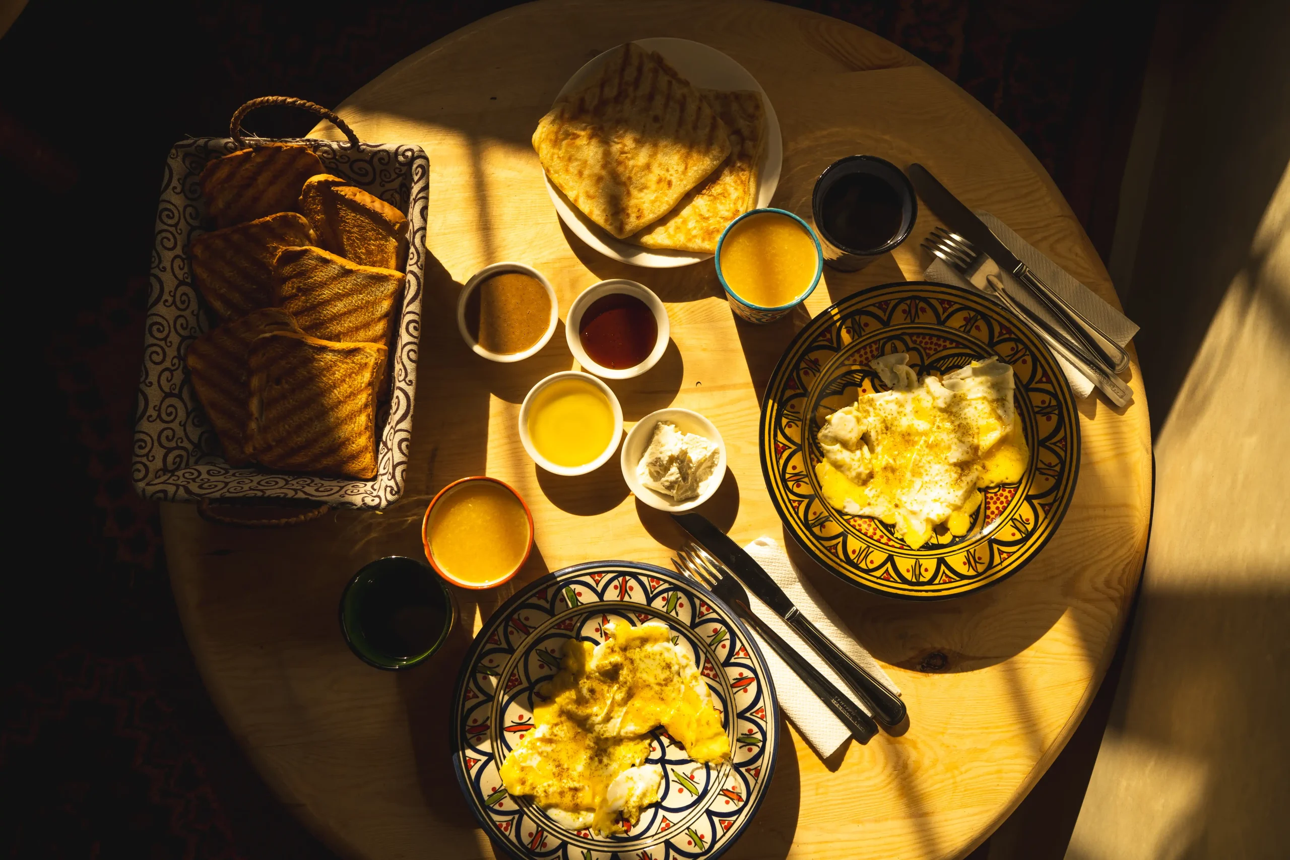 Repas traditionnel marocain servi dans un surf camp au Maroc.
