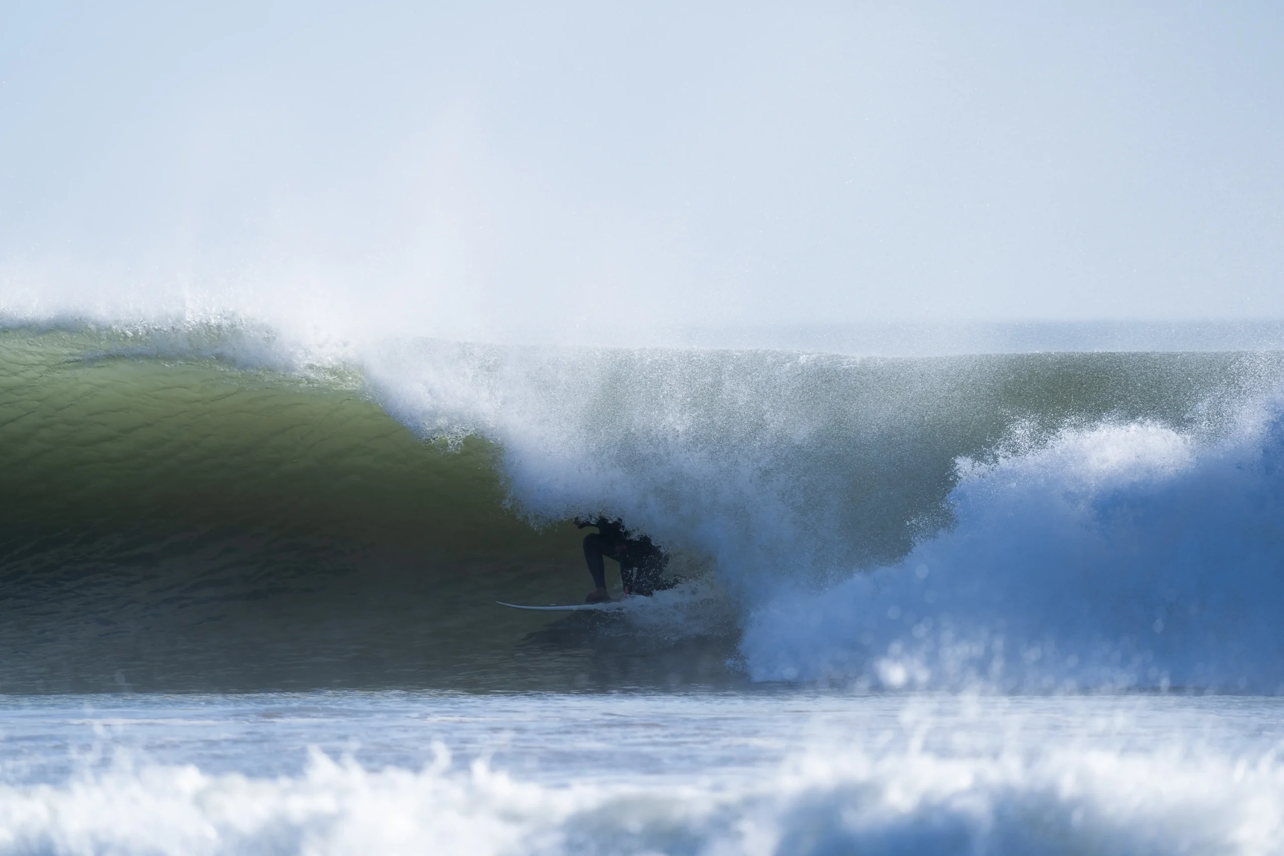 Surfeur prenant une vague parfaite lors d'une session de surf guidé au Maroc.