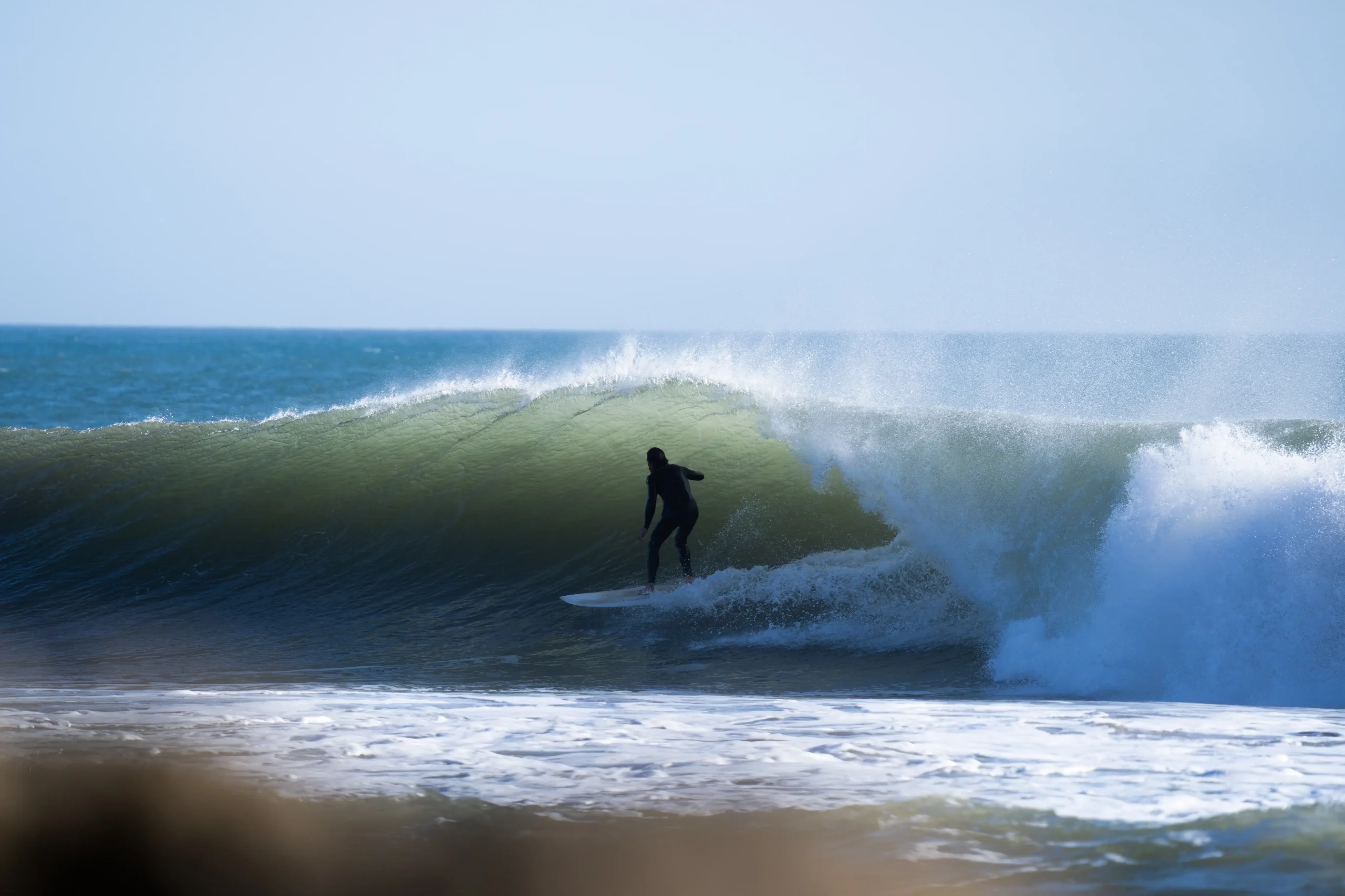 Surfeur intermédiaire prenant une vague au Maroc