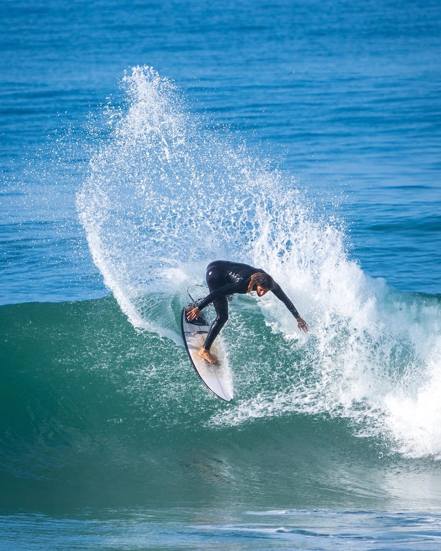 Surfeur sur une vague à Imsouane